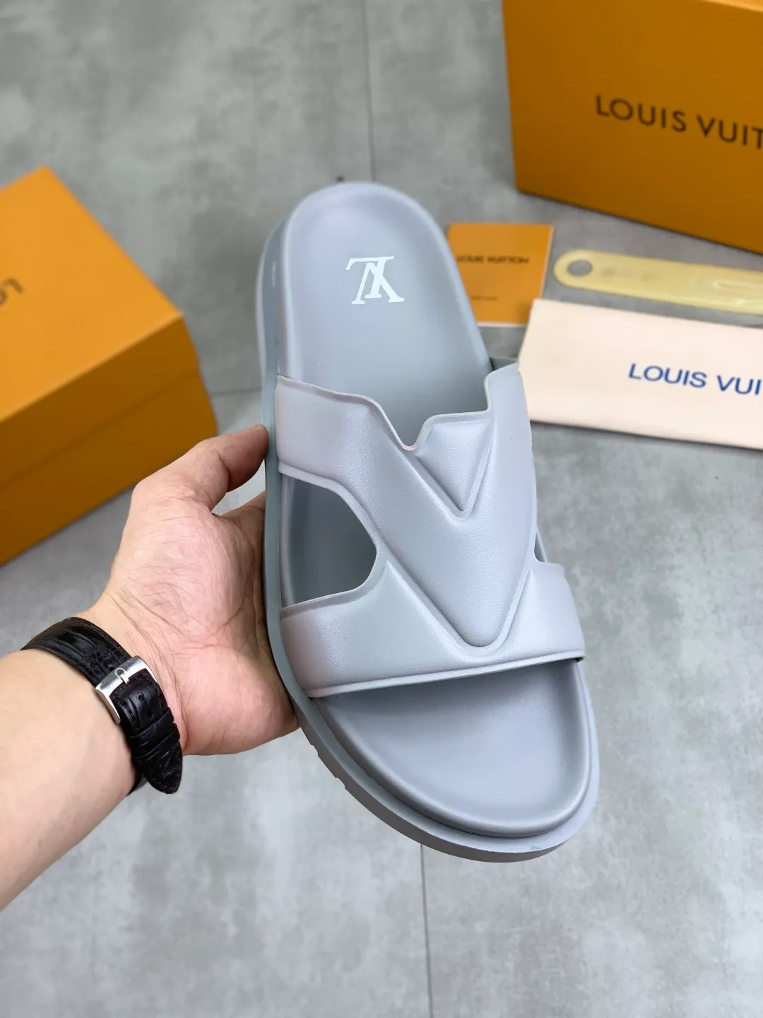 Men's shoes 💰P320💰【New style】🆘 Original quality 【LOUIS VUITTON】The popular Louis Vuitton LV men's slippers on the official website are on sale simultaneously! Original fabric imported from Italy, original factory special supply, code number: 38-44 (45 customized), many colors available
